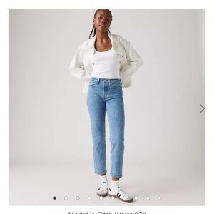 Levi Straight Leg Jean 
Size: 25
Medium Wash